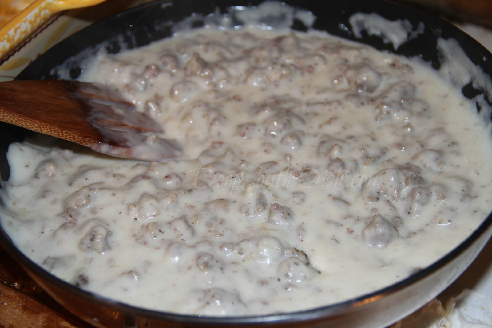 What is a popular recipe for homemade white gravy?